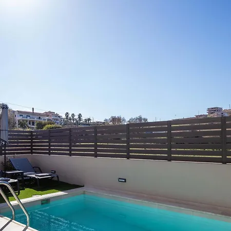 New Modern With Private Pools And Walking Distance To Villa