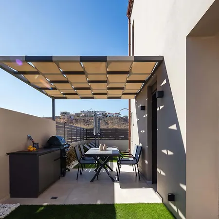 New Modern With Private Pools And Walking Distance To *