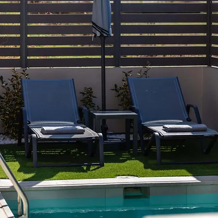 New Modern With Private Pools And Walking Distance To Villa *