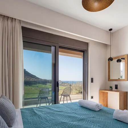 New Modern With Private Pools And Walking Distance To Villa