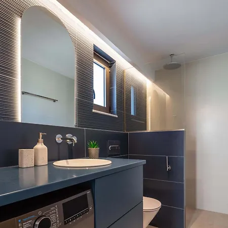 New Modern With Private Pools And Walking Distance To Villa
