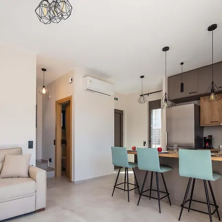 New Modern With Private Pools And Walking Distance To