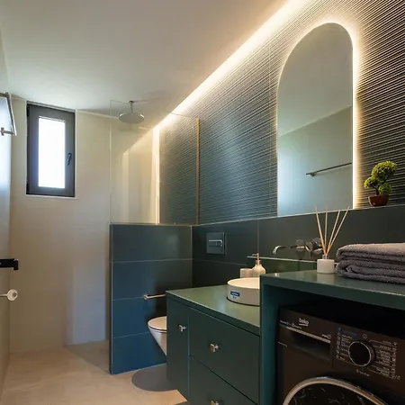 New Modern With Private Pools And Walking Distance To *