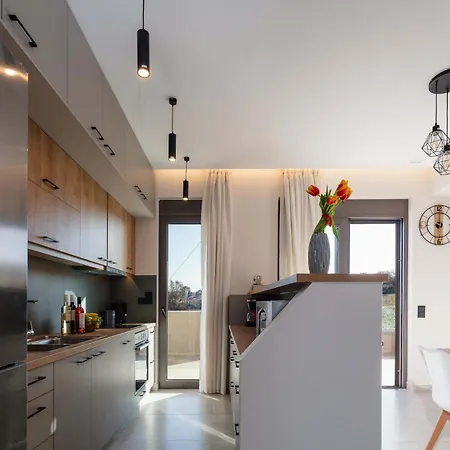 New Modern With Private Pools And Walking Distance To