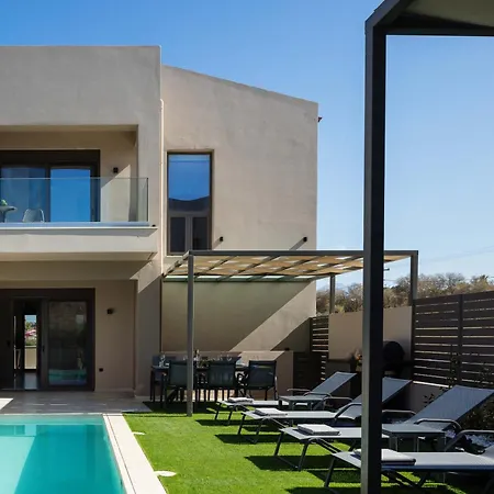 New Modern With Private Pools And Walking Distance To Villa